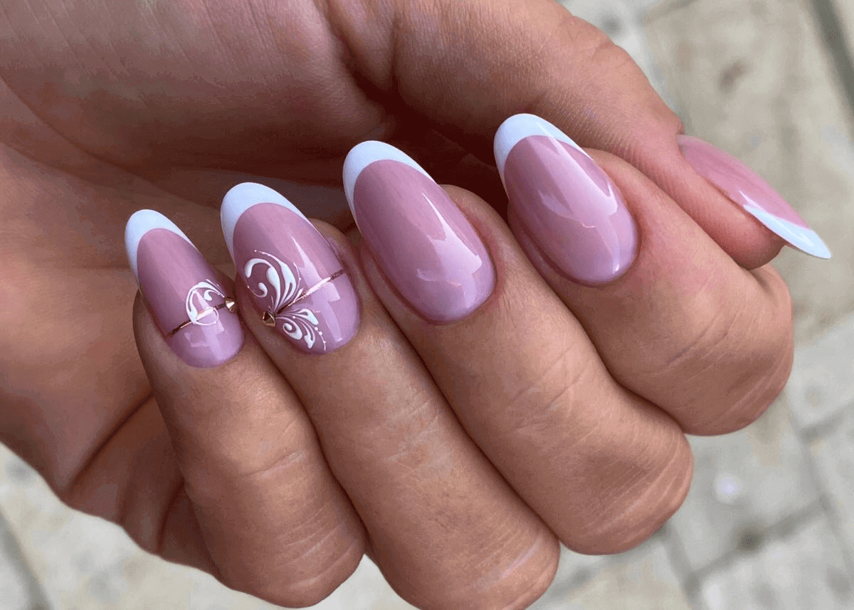 Az erősített géllakk és az épített zselé eltérő tartósságot és formázási lehetőségeket kínál, így a vendég életmódja és elvárásai alapján érdemes választani