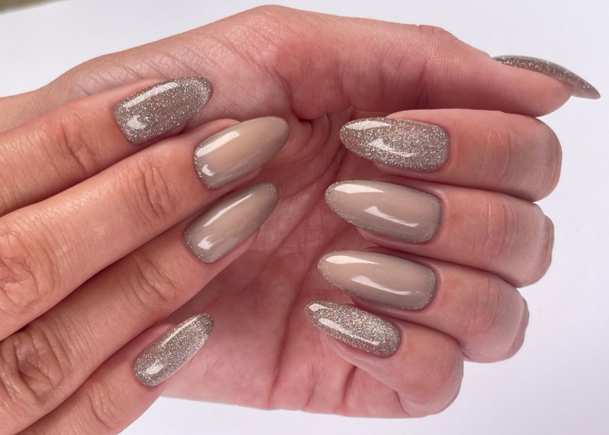 Tavaszi körömdíszítés Mocha Mousse színvilággal és tükröződő felületekkel