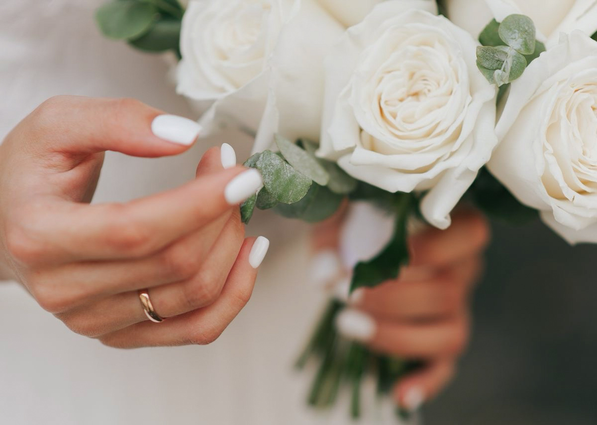 A menyasszonyi köröm lehet visszafogott, mégis lélegzetelállító, ha jól választasz