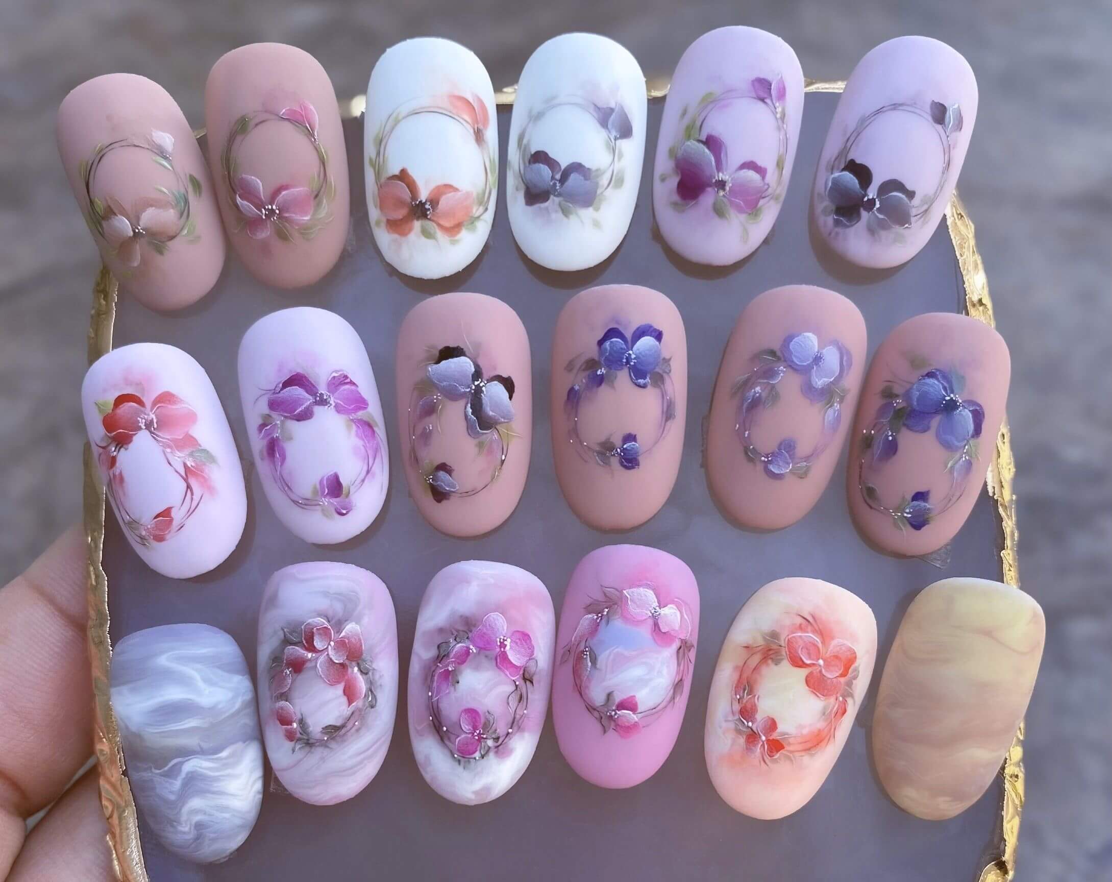 Variációk tavaszi virágkoszorú körömdíszítésre