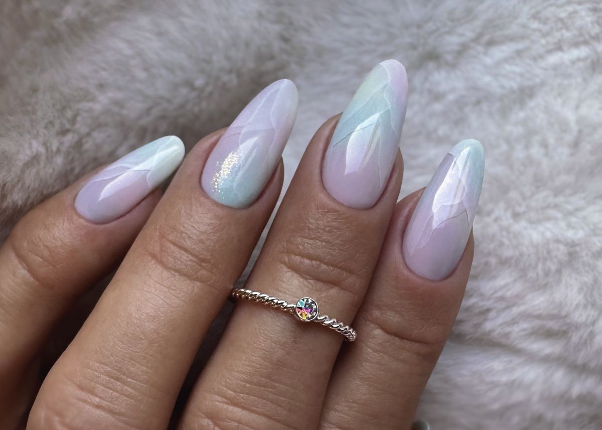 Márvány ombre körmök pasztell színekben