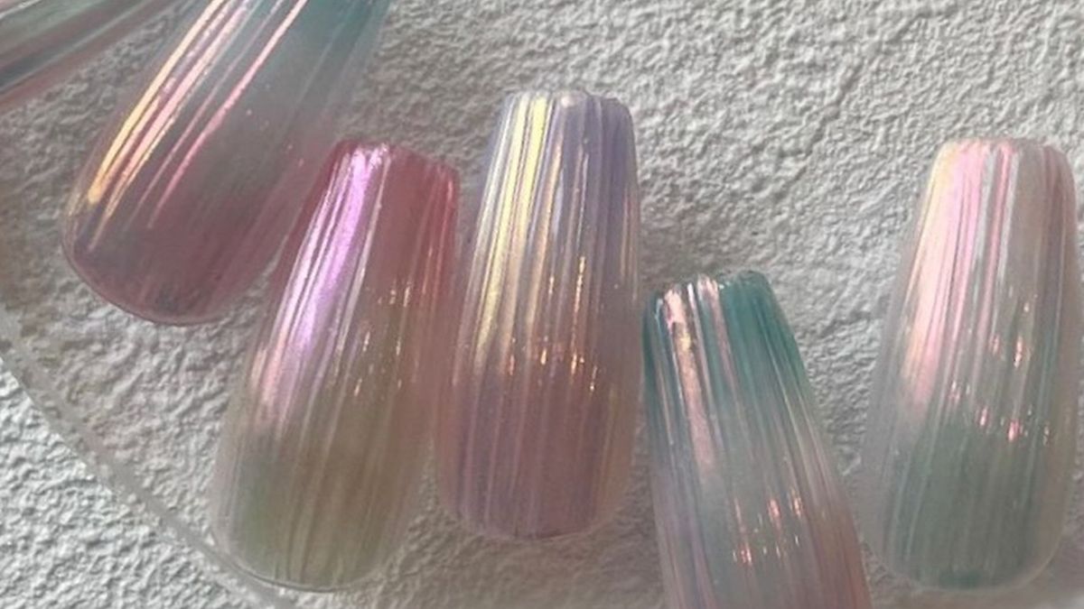 Baccarat nails színjátszós színekben - 1