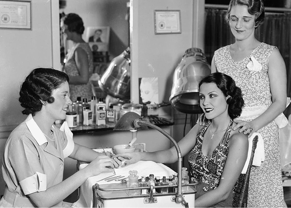 A műköröm már ókortól kezdve a társadalmi rang és önkifejezés eszköze volt