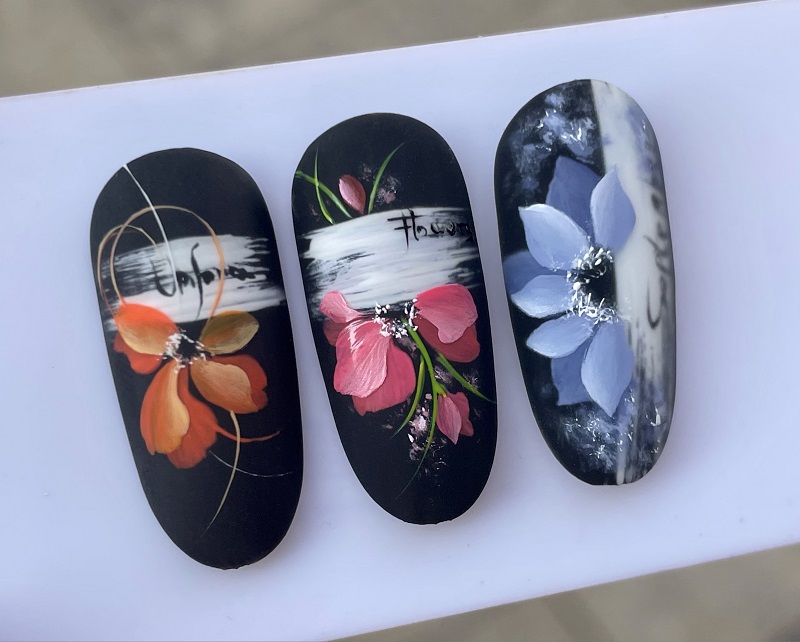 Fessünk gyönyörű virágokat a körmökre