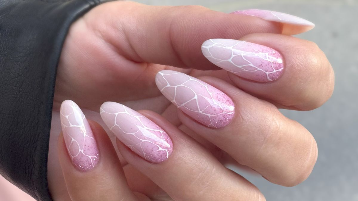 A 2026-os körömtrendek a letisztult minimalista, természetes hatású díszítésekről szólnak - 2