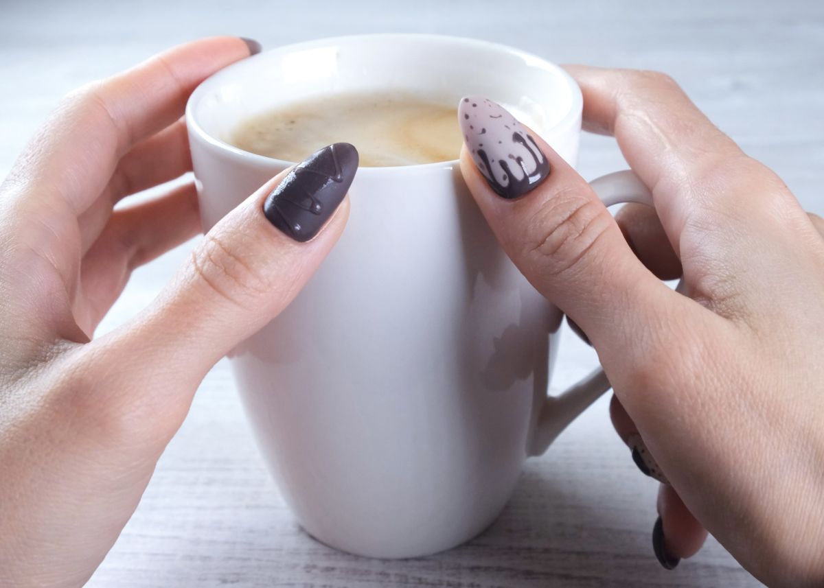 Csokiba mártott körmök