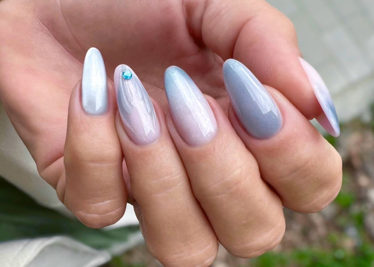 A „blue nail theory” fellángolásával a kék szín különböző árnyalatai is fókuszba kerültek, ez remek lehetőség a színpalettád frissítésére