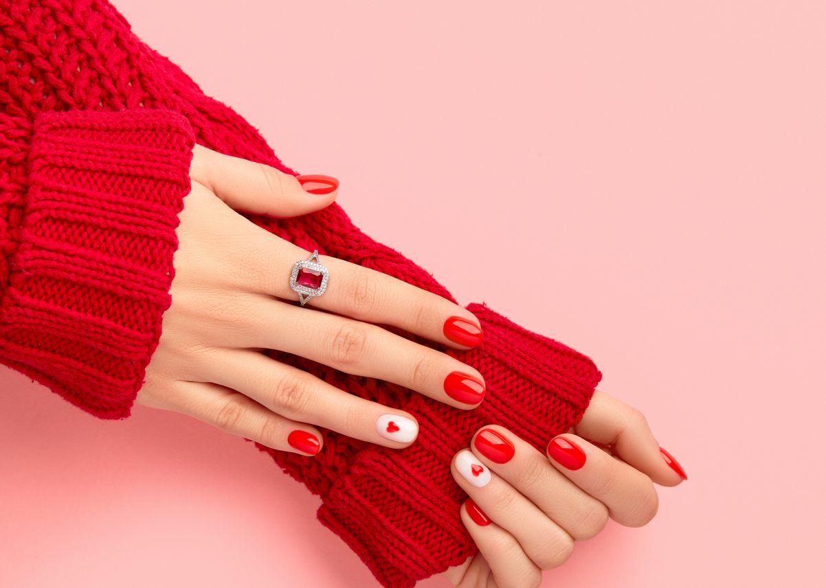 A férfiak a piros ruhát vagy kiegészítőt viselő nőket vonzóbbnak ítélik meg, mert a tudományos kutatások szerint az agy a piros színt gyakran társítja a szenvedéllyel és a vonzalommal, és biológiailag pedig a termékenységgel kapcsolódik össze