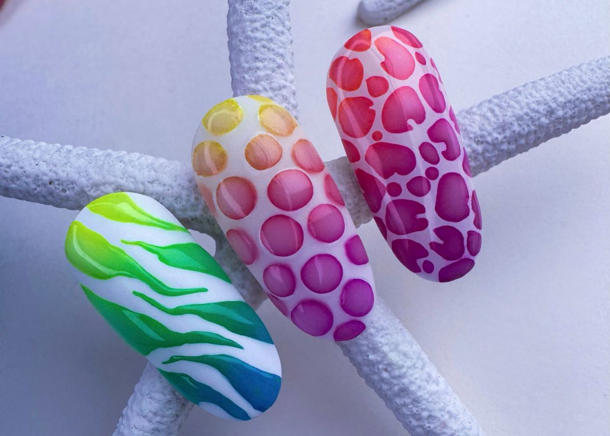 Neon színű nyári körmök