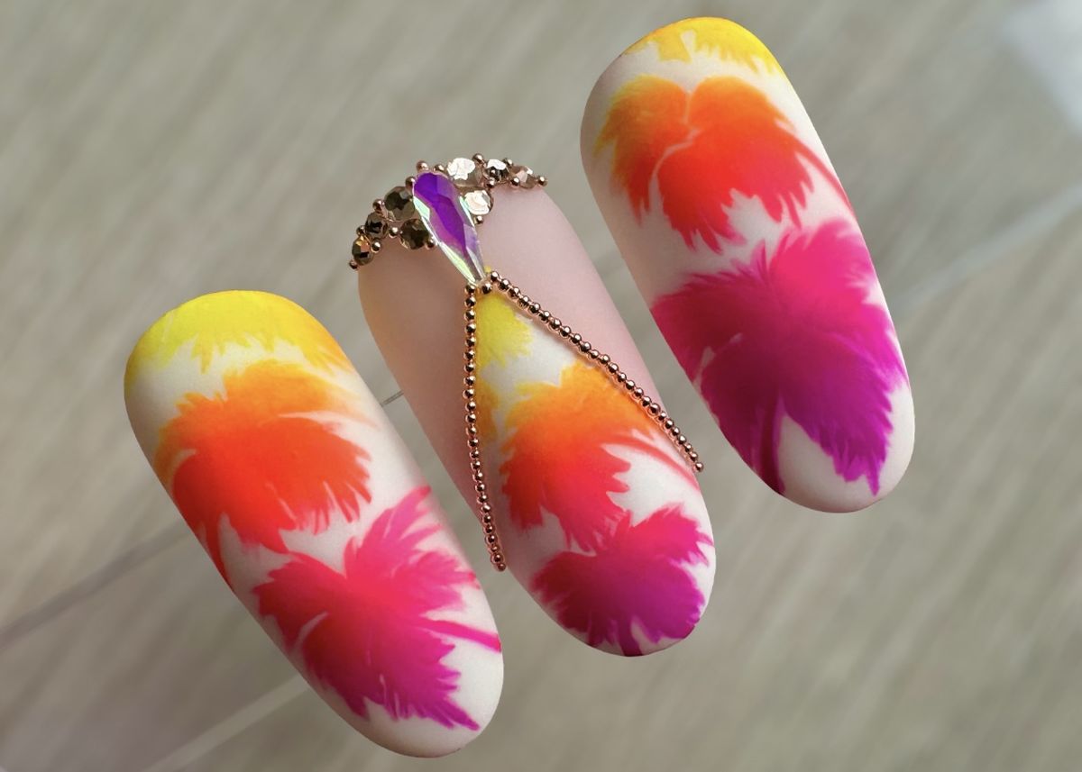 Neon pálmafa díszítés a körmökön