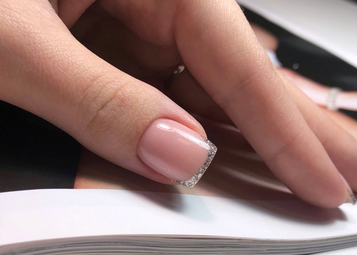 A körömkorona elegáns megoldás a francia manikűr szerelmeseinek