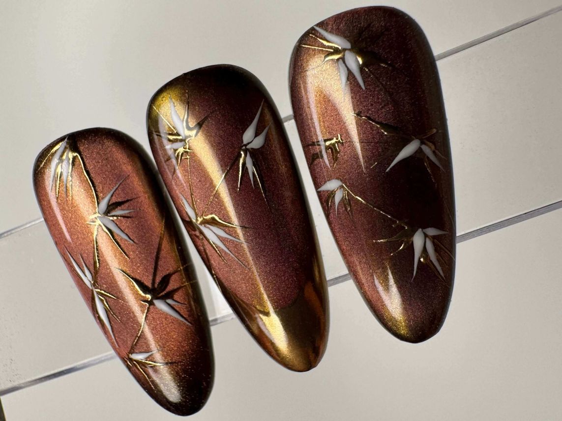 Chrome körmök őszi trendszínekben elegáns mintával