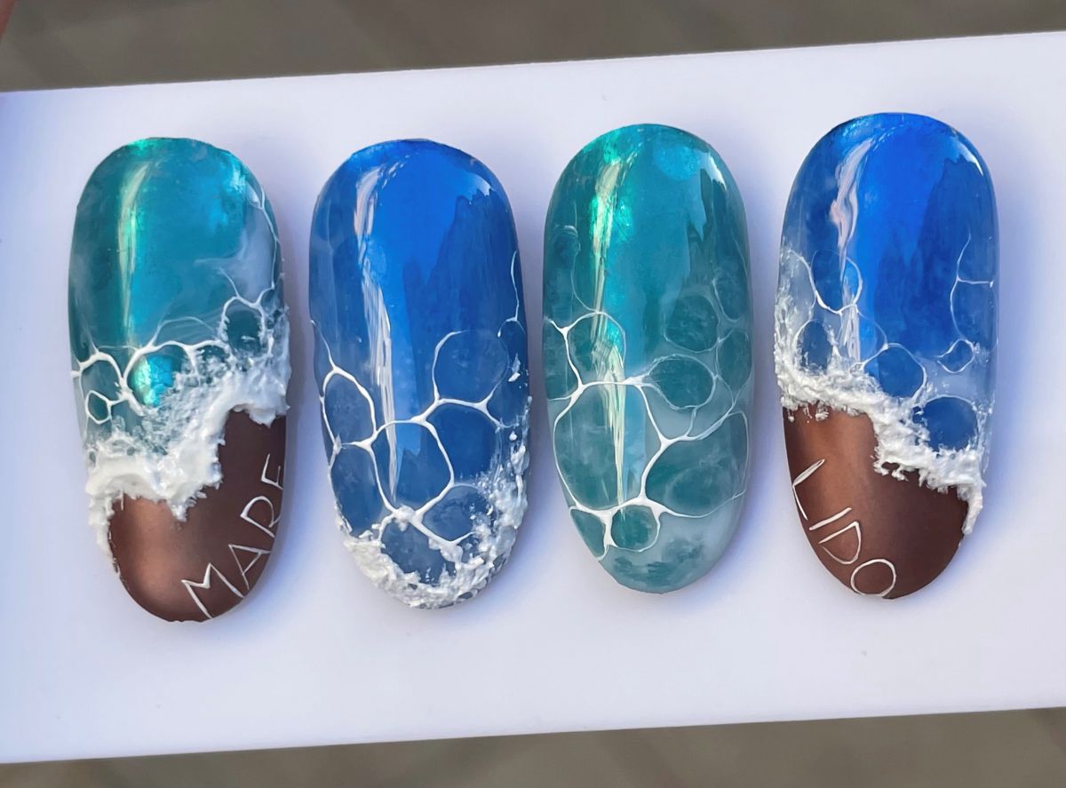 A hullámzó víz és a part találkozása műkörömre álmodva, harmóniában a természet elemeivel