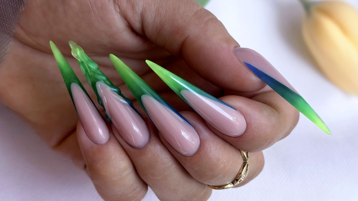 Extrém hosszú stiletto köröm kék és zöld francia véggel, 3D motívummal