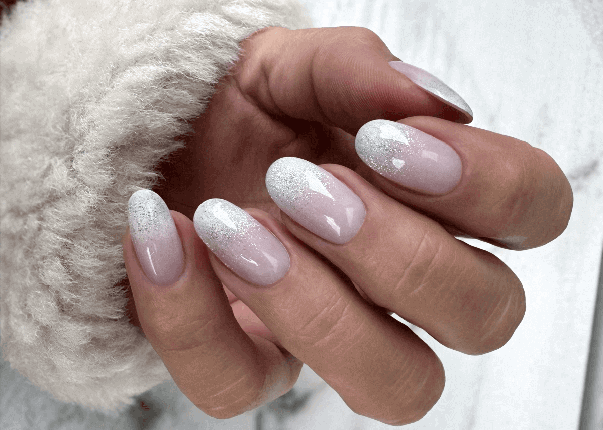 Erősített géllakk technikával készítet téli csillámos ombre díszítés