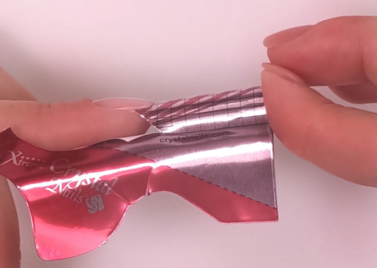 A Pipe körömforma kialakításánál fontos, hogy a sablont az ujjcsonthoz képest felfelé emelve illesszük