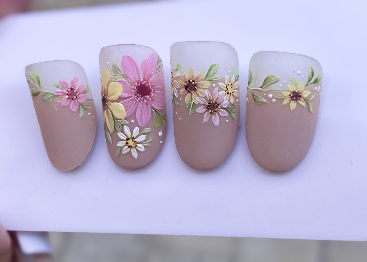 A tavasz megkerülhetetlen díszítőeleme a virág – legyen az kézzel festett, nyomdázott, vagy akár 3D-ben megformázott