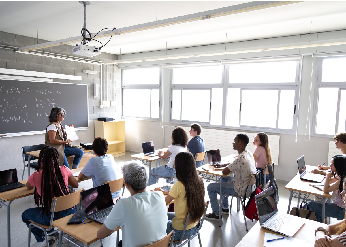 A pedagógusok havi illetményével kapcsolatos kérdések