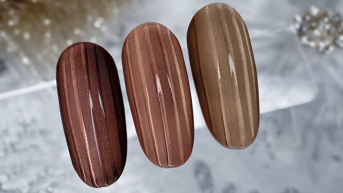 Iced Coffee Glass Nails barnás színárnyalatokban csillámos csíkokkal