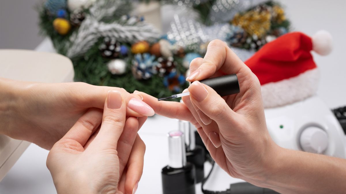 A december minden műkörmös számára különleges időszak: gyönyörű ünnepi minták, felfokozott hangulat és zsúfolt naptár jellemzi az év végét