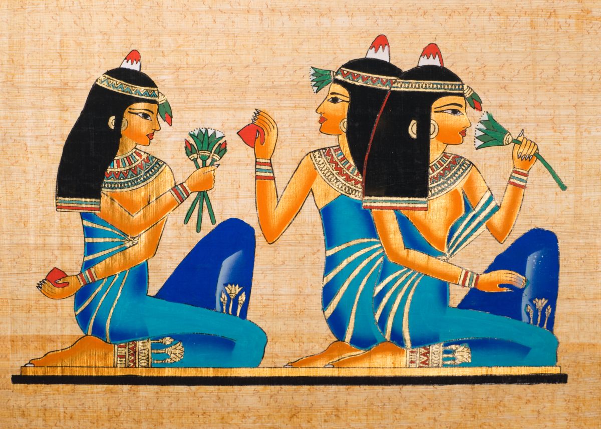 Kleopátra állítólag hennával festette körmeit mélyvörös árnyalatúra, ezzel jelezte hatalmát és női erejét