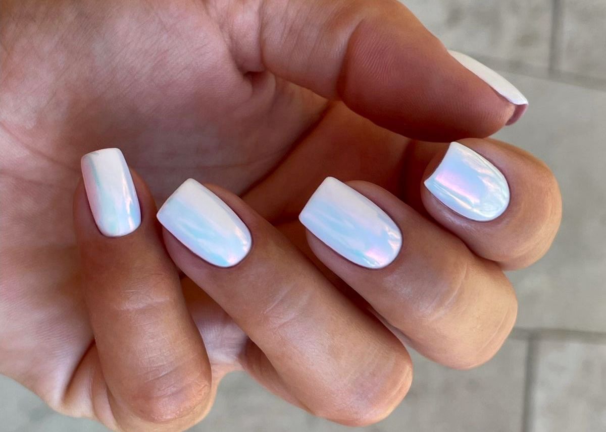 A tükörfényes körmök idén nyáron mindenhol ott vannak! A blush chrome árnyalatok és a molten chrome csillogás most a legnagyobb kedvencek