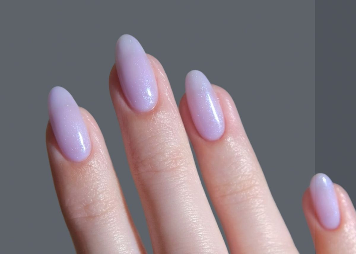 Csillámos sorbet-manikűr, a 2025-ös nyár kedvence