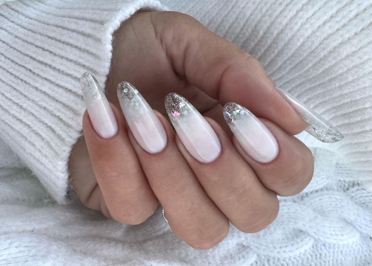 Ombre körmök halvány zselé és csillámos díszítés kombinációjával