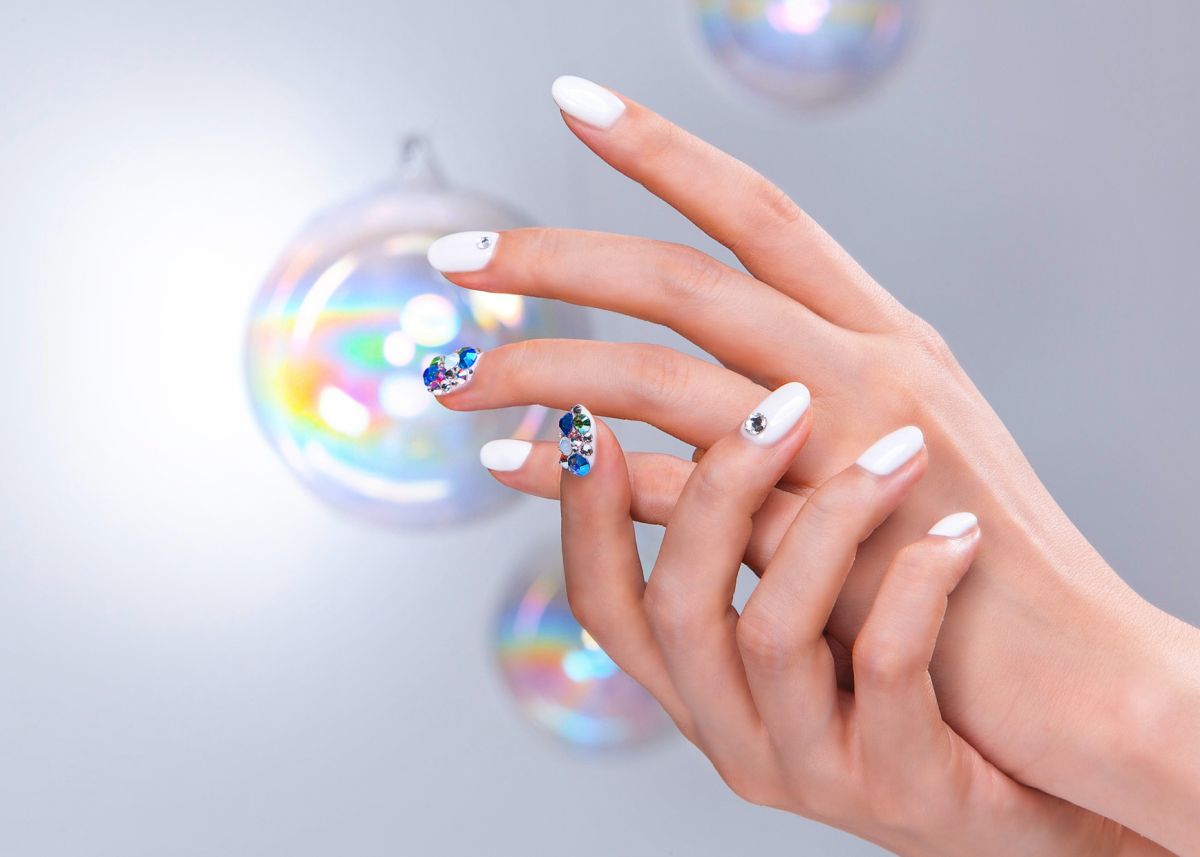 A tökéletes körömfotózáshoz használhatunk olyan kellékeket, amik kiemelik a köröm színét, formáját