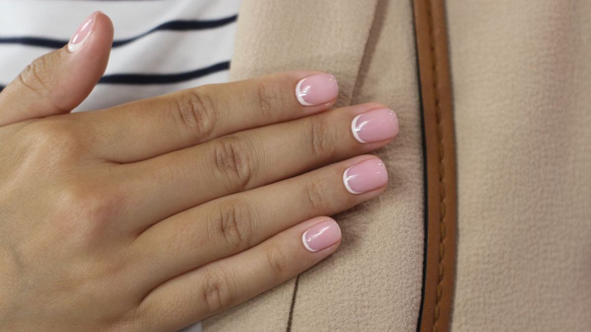 Chai latte nails stílus rövid körmökön fordított francia manikűrrel