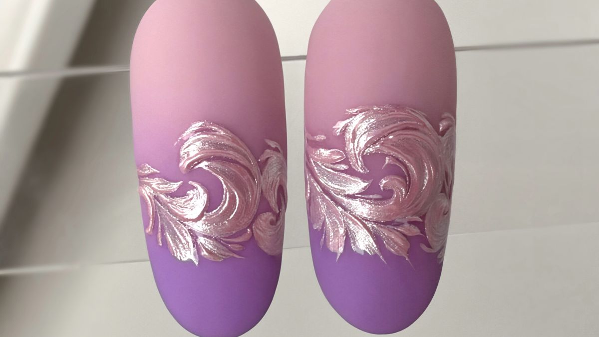 A térhatású indaminta kialakításához sűrű állagú festőzselét használok. Ennek az anyagnak az a szerepe, hogy megtartsa a vonal formáját, ezért szépen ki lehet vele alakítani a domború indákat