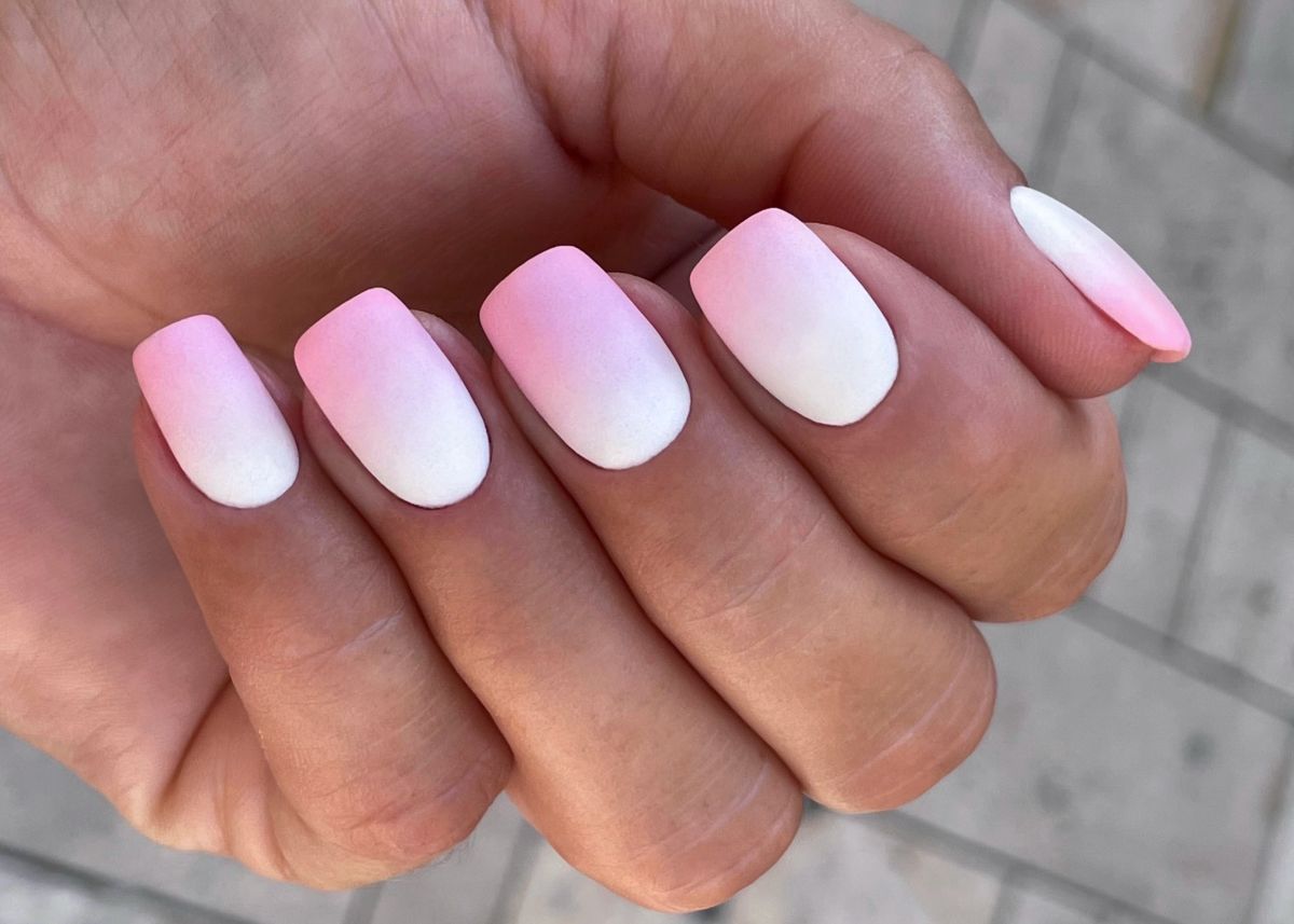 Klasszikus rózsaszín köröm ombre technikával