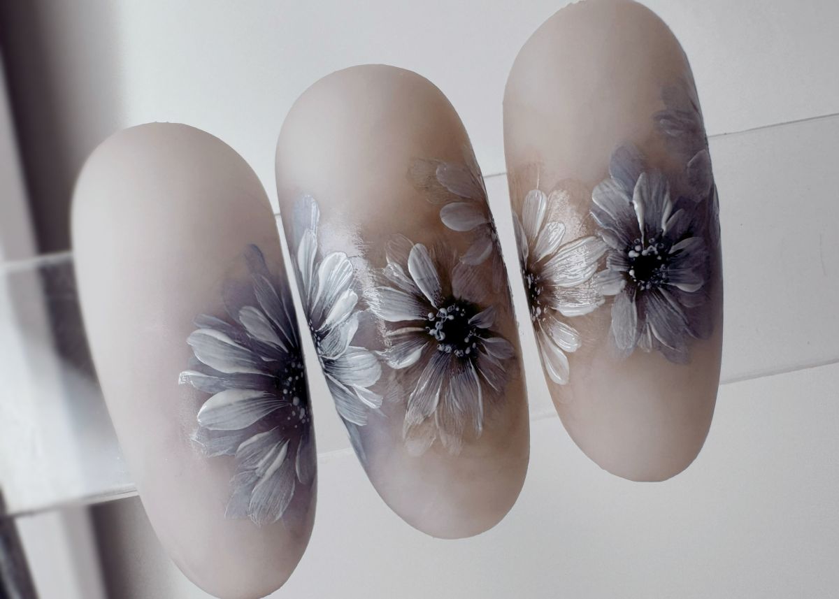 Őszi virágkompozíció natúr alapon