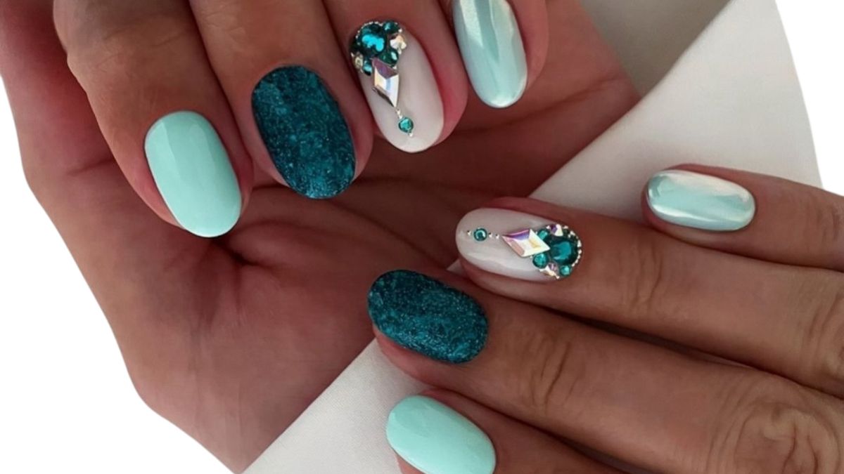 Türkiz króm körmök strasszkövekkel és csillámmal