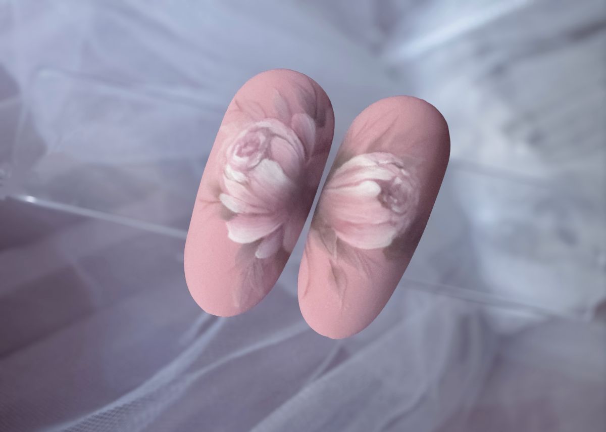 A légies virágminta technikájával készült finoman árnyékolt műkörömdíszítés