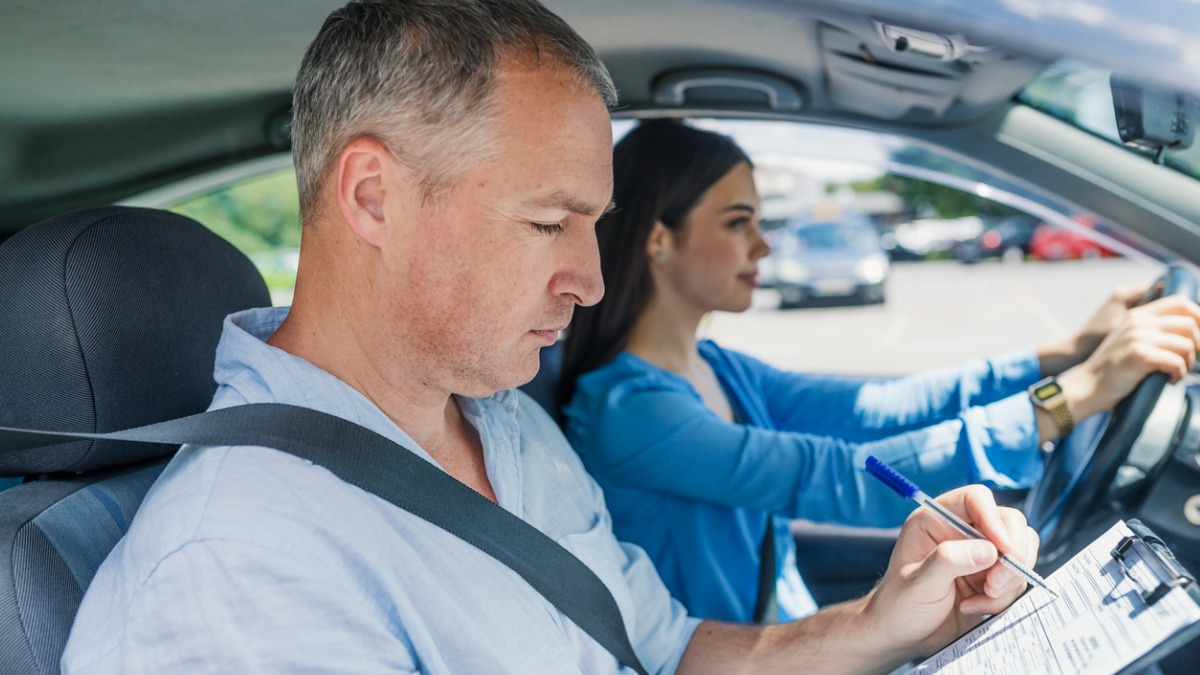 Ügyvezető beszámlázása saját cégébe