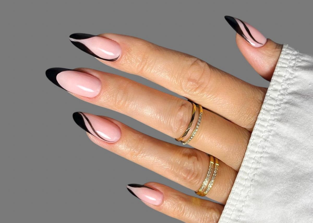 Fekete francia köröm újhullámos dizájnnal