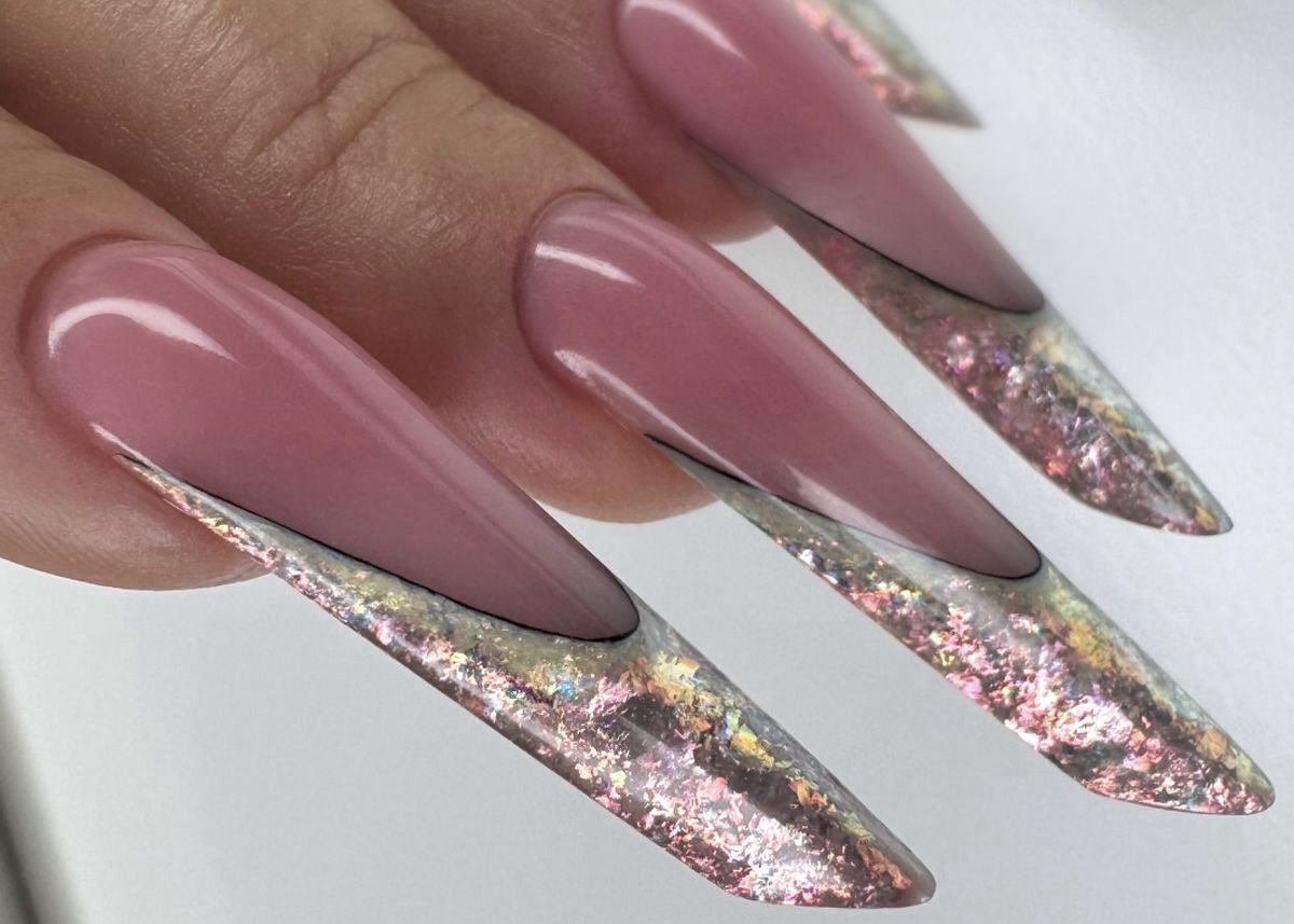 Csillogó opálkörmök extrém körömformán