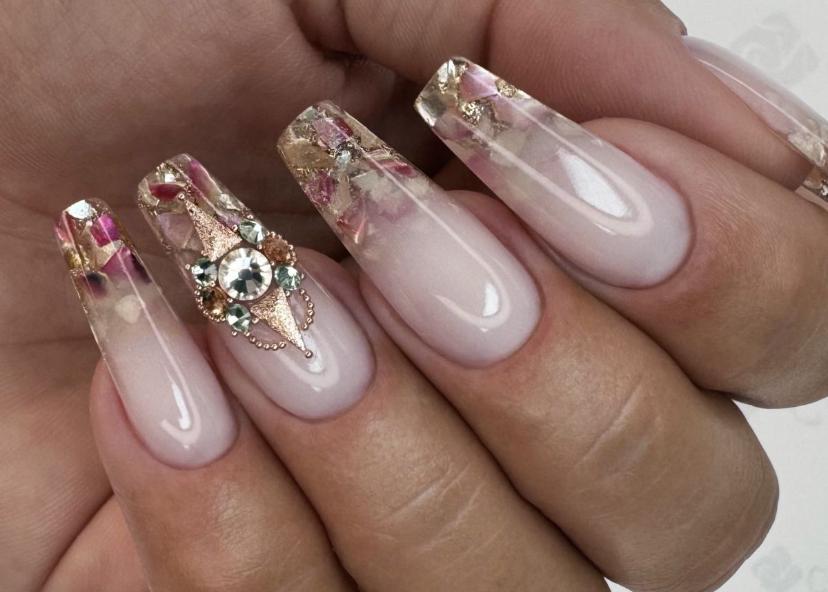 A kagyló ombre díszítés egyszerre elegáns és technikás megoldás, amely a karakteres balerina formán mutat igazán jól