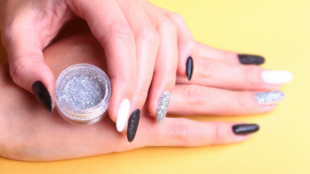 Az Európai Bizottság 2026/78/EU rendelete módosítja a kozmetikai rendelet színezékekre vonatkozó mellékletét, és 2026. május 1-től szűkíti a CI 77820 (ezüstpor) felhasználási lehetőségeit