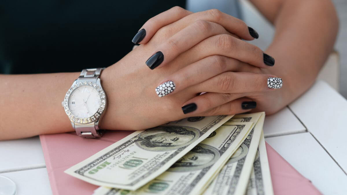 Napi 5 vendég, 16 munkanap, 11 000 Ft-os átlagár – konkrét számokkal vizsgáljuk meg, hogyan alakul egy műkörmös havi bevétele, és mely szakmai döntések befolyásolják leginkább az elérhető legjobb eredményt