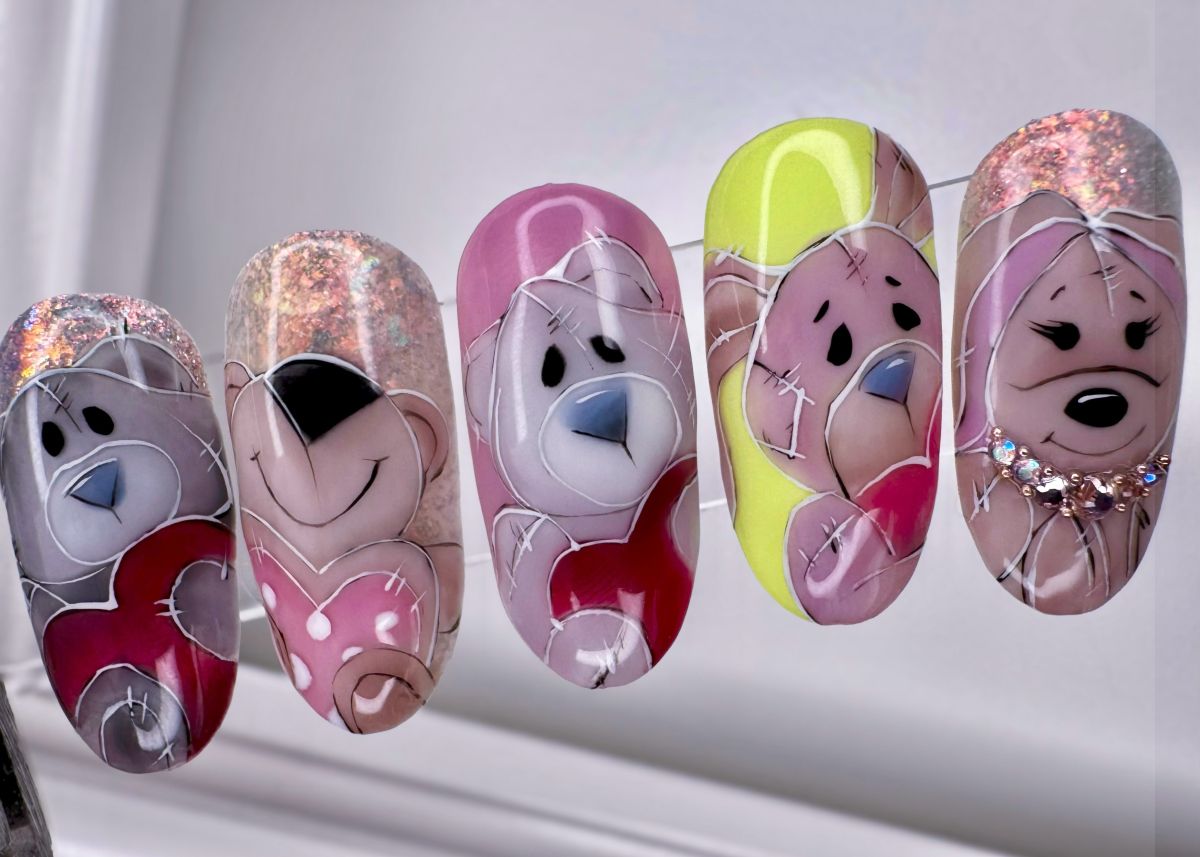 Szívecskés, csillogós és egyszerűen imádnivaló – a mackó minden körmön jól mutat