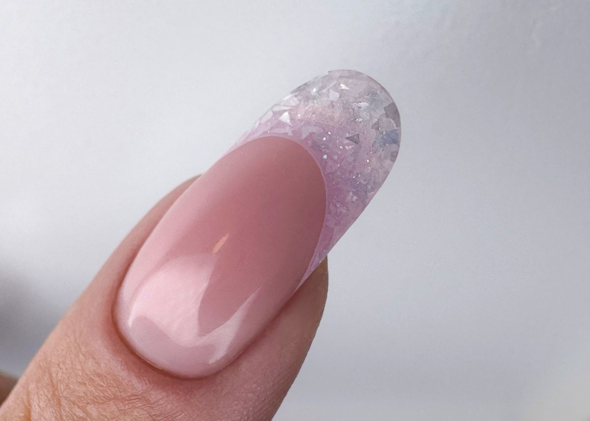 Csillogó opál körmök half reverse tippel