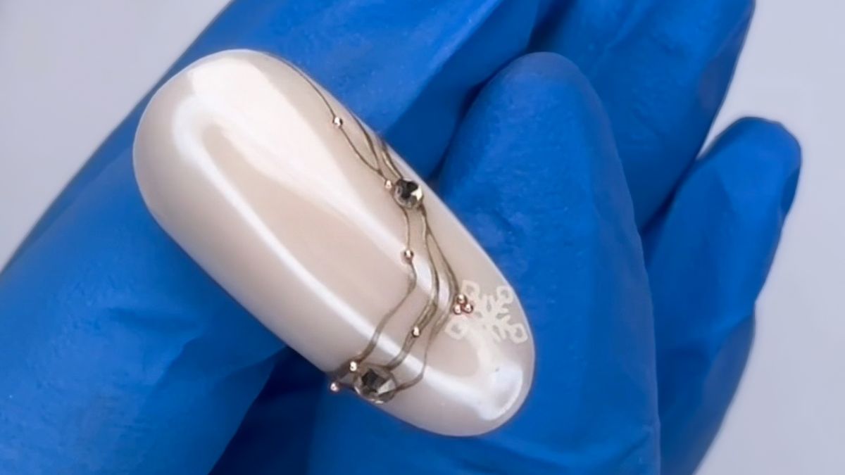 Gyors ünnepi körömdíszítés – egyszerű és látványos szalonminta - 1