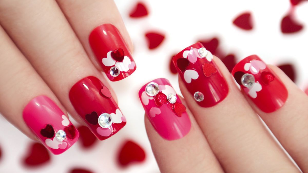 Valentin-napi köröm konfettivel