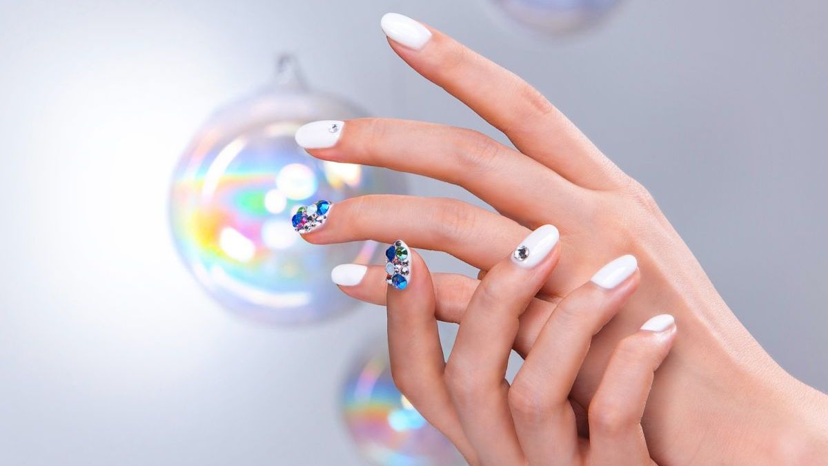 Természetes hatású köröm minimális díszítéssel