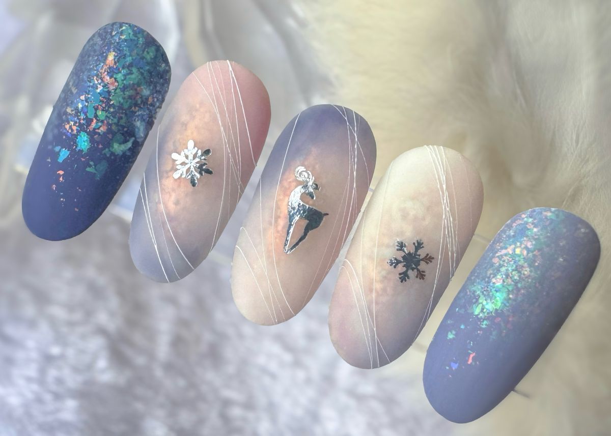 Jegeskék és gyöngyfehér téli díszítés