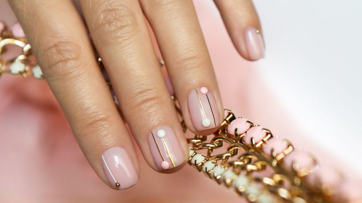 Rövid, természetes körmök fényes csík díszítéssel