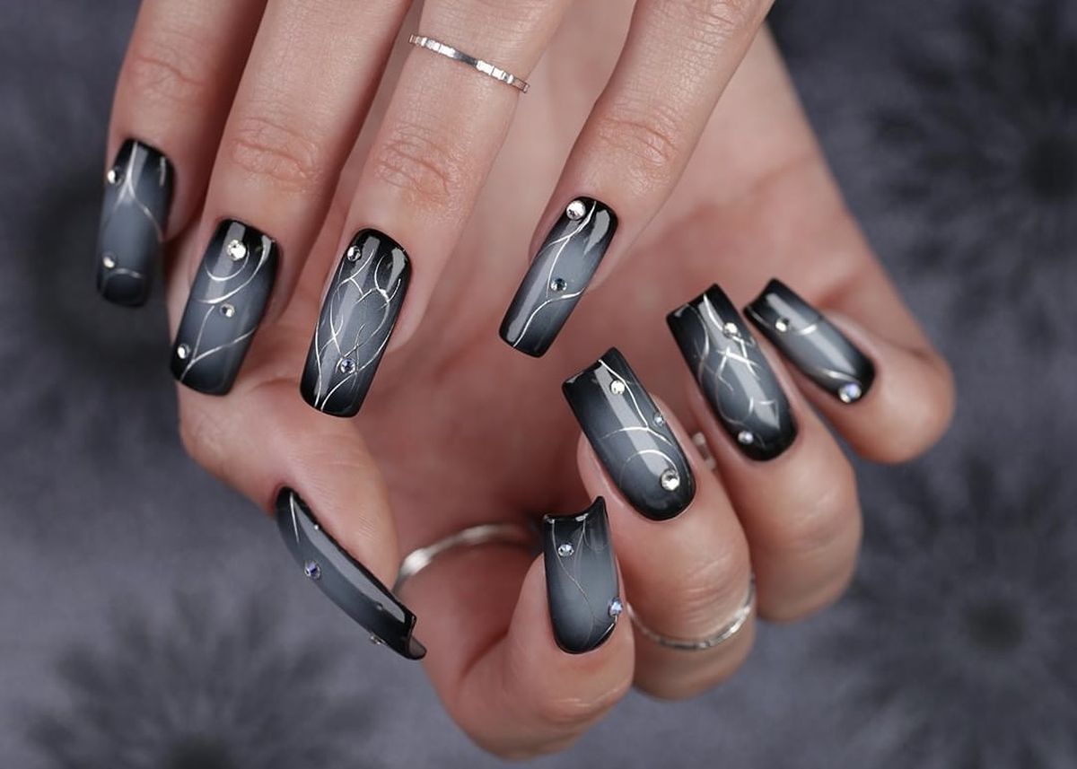 Absztrakt ombre körmök kövekkel