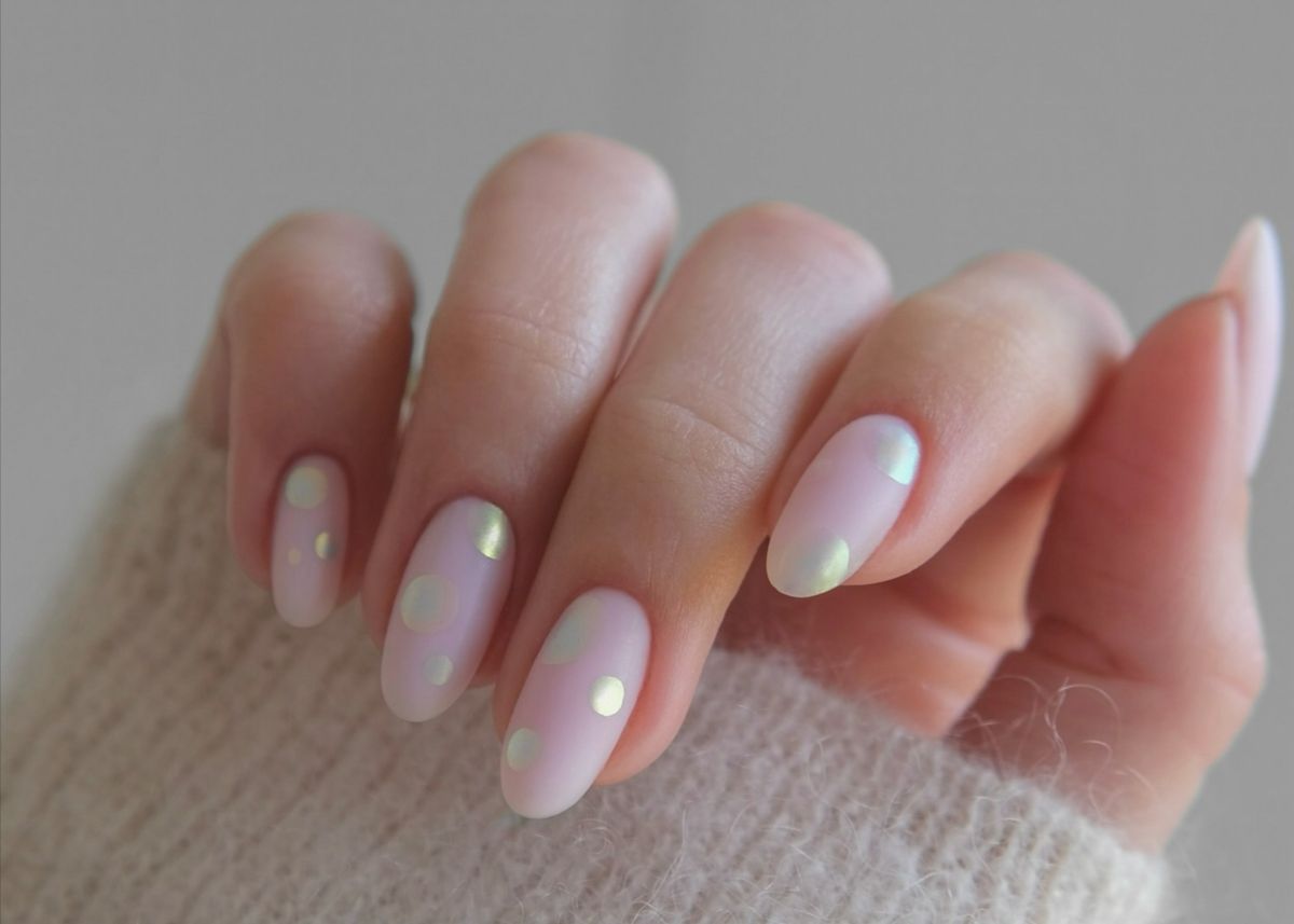 Absztrakt körmök pöttyökkel